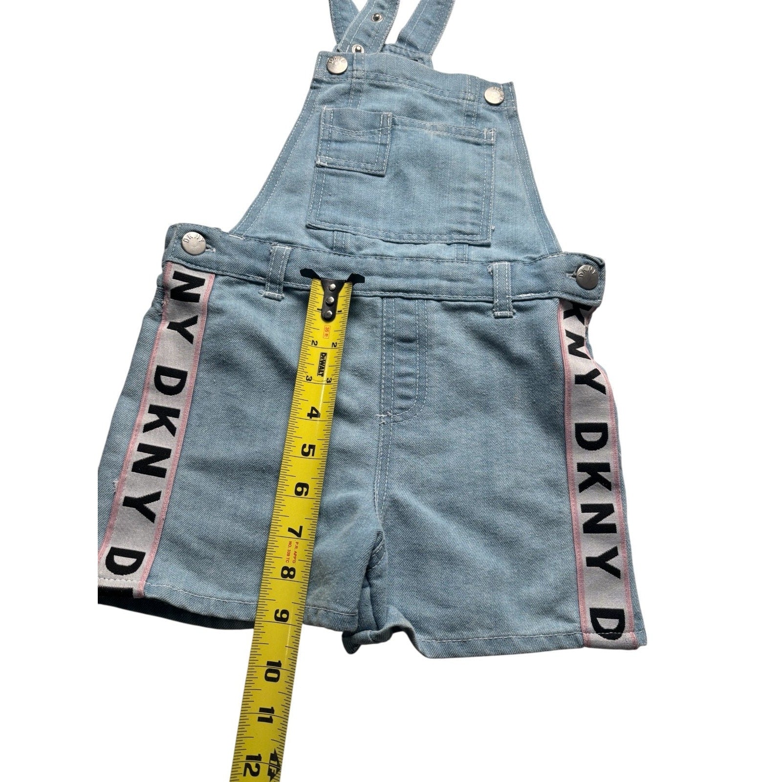 DKNY Girls Denim Shortalls Overalls Logo Tape Light Wash Size 6/8 Small KDS09
