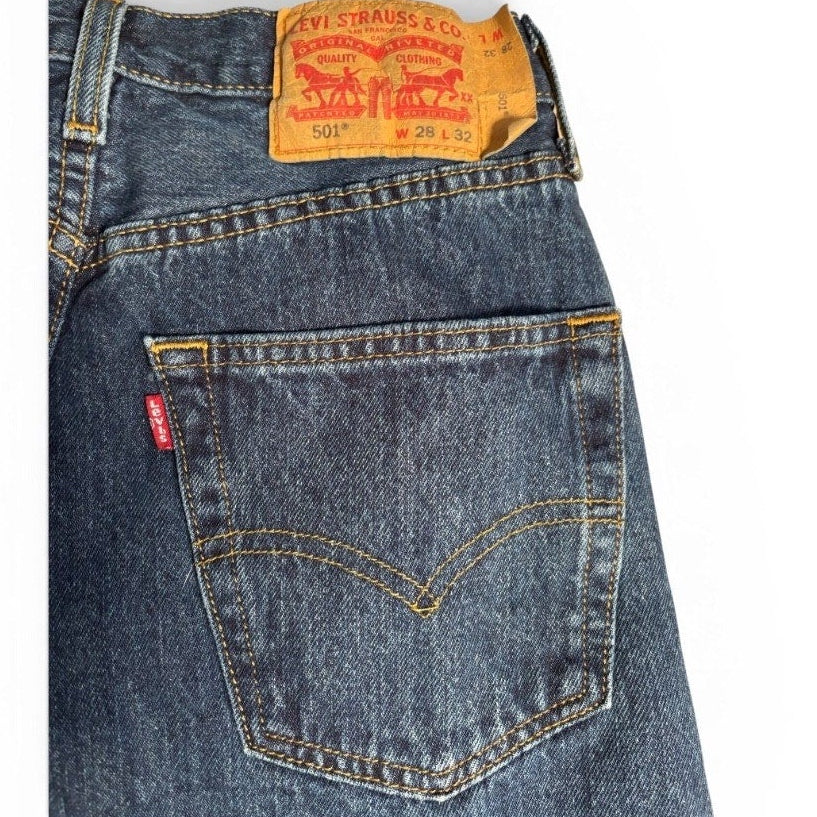 Levi’s 501 Women’s Jeans – W28 L32 – Button Fly – Medium Wash Denim -5010139